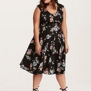 Torrid SZ 14 black floral cap sleeve pleated dress